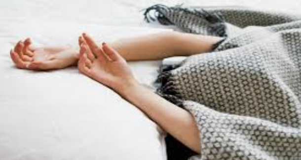 Couvrir sa tête pendant le sommeil détruit les cellules du cerveau 🧠