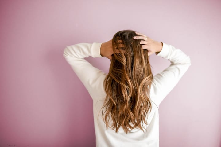 7 Gestes Quotidiens pour des Cheveux en Pleine Santé